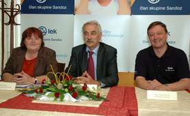 From the left: Majda Struc, secretary of the Friends of Youth Association Slovenia (ZPMS), Franc Hočevar, chairman of the ZPMS and Marjan Novak, a member of the Board of Management of Lek d.d.