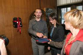 ... and jointly present the defibrillator to its use.