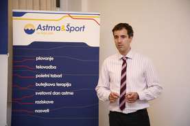 Dr. Milan Hosta, President of the Asthma and Sports Association, welcomes the children and parents.