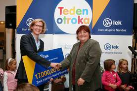 Anette Weber, member of the Lek Board of Management handed over 17,000 euros to Majda Struc, secretary general of the Slovenian Friends of Youth Association for their programmes