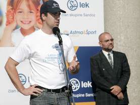 Dr. Milan Hosta, Chairman of the Asthma and Sports Society, and Vojmir Urlep, President of the Lek Management Board. 