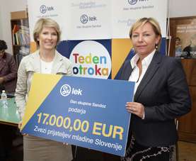 Katarina Klemenc, direktorica Korporativnega komuniciranja v Leku je Darji Groznik, predsednici Zveze prijateljev mladine Slovenije predala ček, v višini 17.000 evrov.