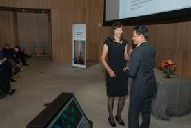 John Tsai, globalni vodja razvoja v Novartisu, podelil nagrado dr. Jerneji Opara