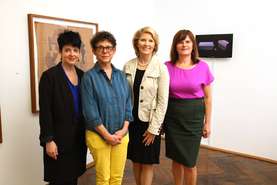 Z leve: dr. Deborah Cullen – kustosinja bienala, María Elena González – nagrajenka, Katarina Klemenc – direktorica Korporativnega komuniciranja v Leku in Nevenka Šivavec – direktorica MGLC